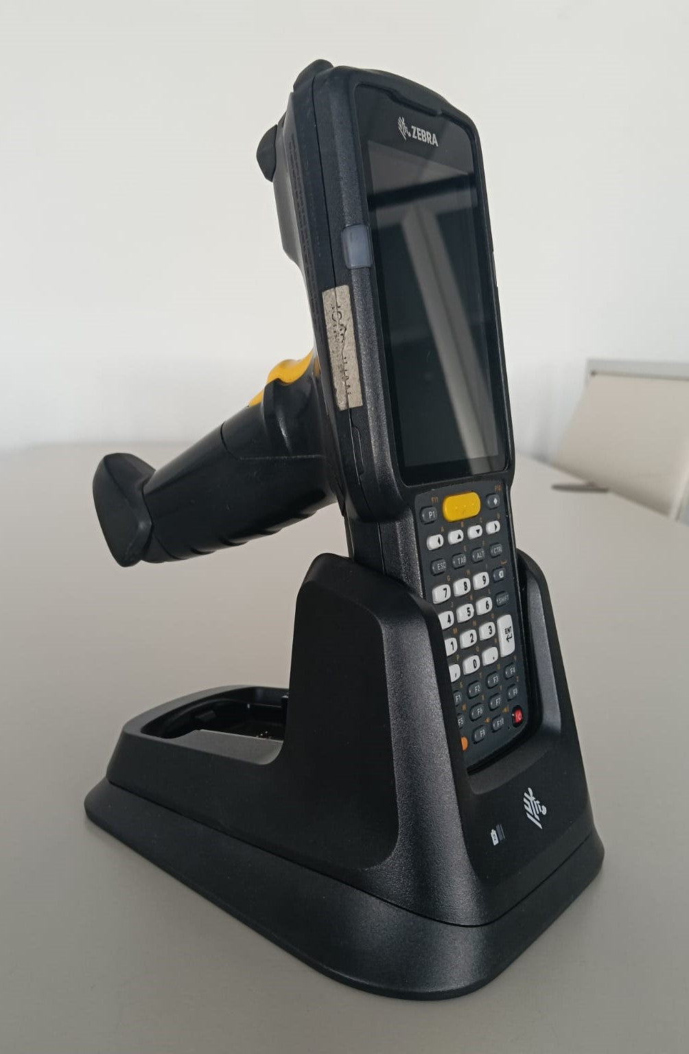 Terminal Zebra MC330 1D con base de carga OUTLET